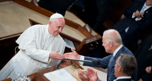 Joe Biden rend hommage au pape François avec la Médaille présidentielle de la Liberté