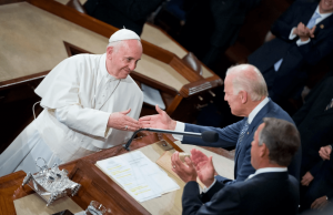 Joe Biden rend hommage au pape François avec la Médaille présidentielle de la Liberté