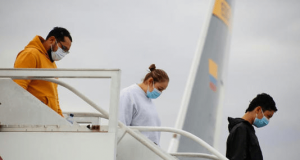 Quelque 200 Colombiens expulsés des États-Unis arrivent à Bogota à bord d’avions militaires colombiens en provenance du Texas et de Californie