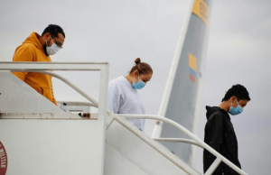 Quelque 200 Colombiens expulsés des États-Unis arrivent à Bogota à bord d’avions militaires colombiens en provenance du Texas et de Californie