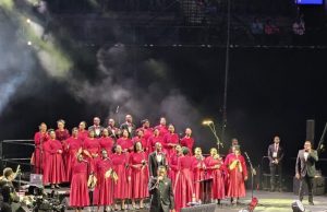 Foi et espérance : Des milliers d’âmes en prière au Barclay’s Center pour accueillir 2025 sous la direction du Pasteur Malory