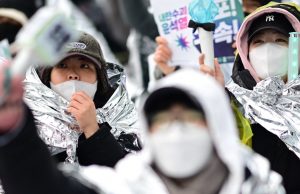 South Korean protesters brave cold and snow to demand Yoon’s ouster as detention deadline looms