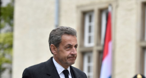 « Sans relâche et sans baisser la tête » : Nicolas Sarkozy, condamné, défie la justice française