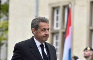 « Sans relâche et sans baisser la tête » : Nicolas Sarkozy, condamné, défie la justice française