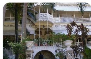 Haïti : Des gangs terroristes armés investissent l’hôtel Oloffson, symbole historique de Port-au-Prince