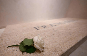 La tombe du Pape François, en marbre provenant de la terre de ses aïeux italiens