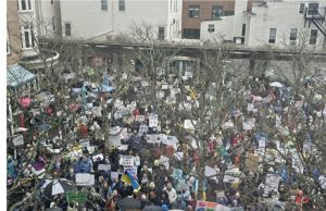 New Jersey – Princeton sous la pluie : mobilisation contre Trump et Musk lors de la journée nationale « Hands Off »