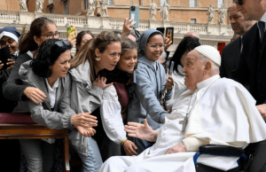 « Joyeux dimanche des Rameaux et bonne semaine sainte » : le Pape François surprend les fidèles Place Saint-Pierre