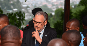 Drapeau | Cap-Haïtien à l’heure des visites officielles : entre bouquets fleuris, quartiers dans le noir et déchets à ciel ouvert