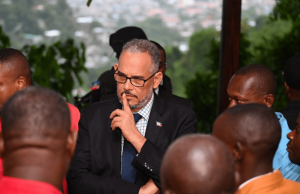 Drapeau | Cap-Haïtien à l’heure des visites officielles : entre bouquets fleuris, quartiers dans le noir et déchets à ciel ouvert