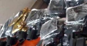 Douane de Miragoane – Saisie d’armes et d’équipements tactiques impliquant un agent de l’État