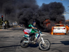 Des incendies éclatent dans les rues alors que les manifestations anti-ICE se poursuivent pour une deuxième journée à Los Angeles