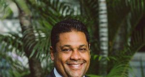 Une transition en valise : le pigeon-voyageur Laurent Saint-Cyr repart en tournée