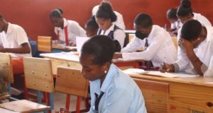 Pas de classes, mais on organise des examens