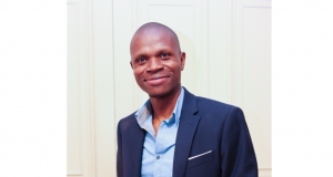 Notre collaborateur essayiste-poète, Dr Arnousse Beaulière, à l’honneur en France