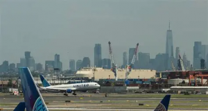 United Airlines recrute 2 500 employés à Newark et adopte le carburant durable