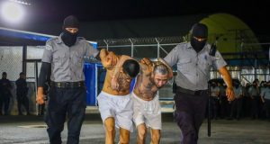 HRW dénonce des « tortures » sur des migrants vénézuéliens transférés par les États-Unis au Salvador