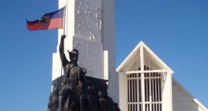L’Obélisque des Gonaïves, déserté par le pouvoir central, cristallise la rupture entre l’Etat et son acte fondateur