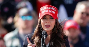 DHS : 120 élus lancent une procédure d’impeachment contre Kristi Noem