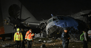 Bolivie : un C-130 militaire s’écrase avec des sacs de billets de banque — 15 morts, l’argent éparpillé attise le pillage