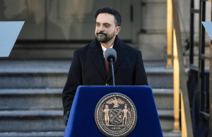 New York envisage un salaire minimum à 30 dollars d’ici 2030, inquiétudes économiques